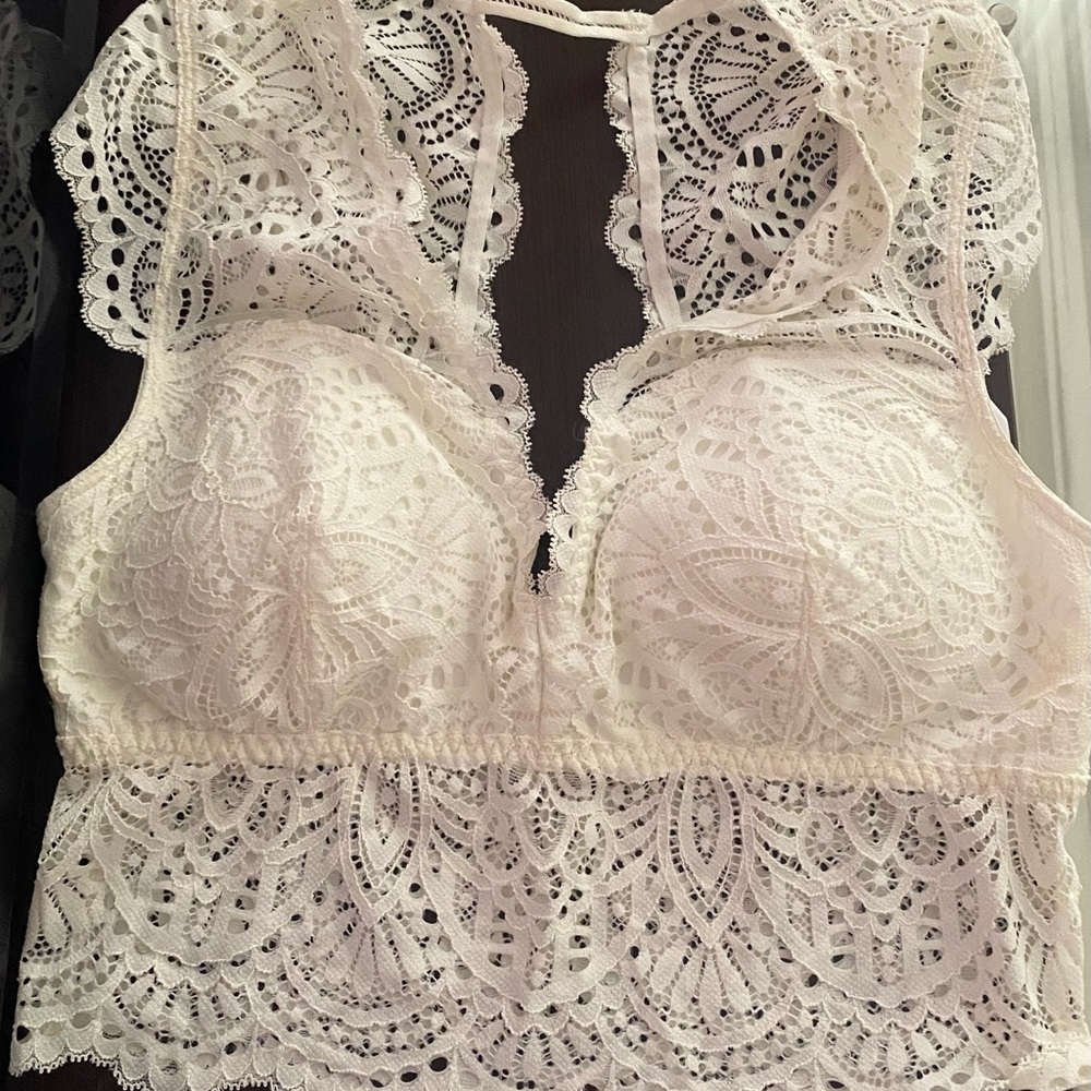 Hollister Lace Sleeveless Top in Cream